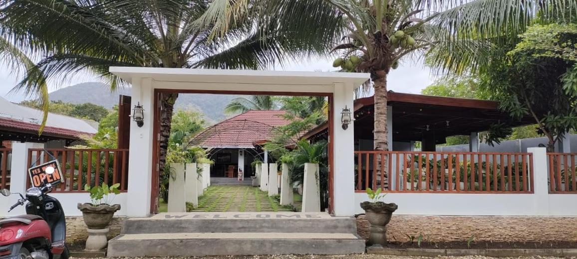 Mama Nings Beach Hotel Sekongkang Bagian luar foto