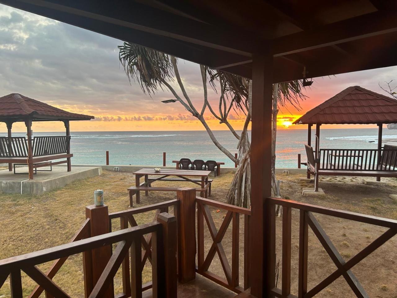 Mama Nings Beach Hotel Sekongkang Bagian luar foto