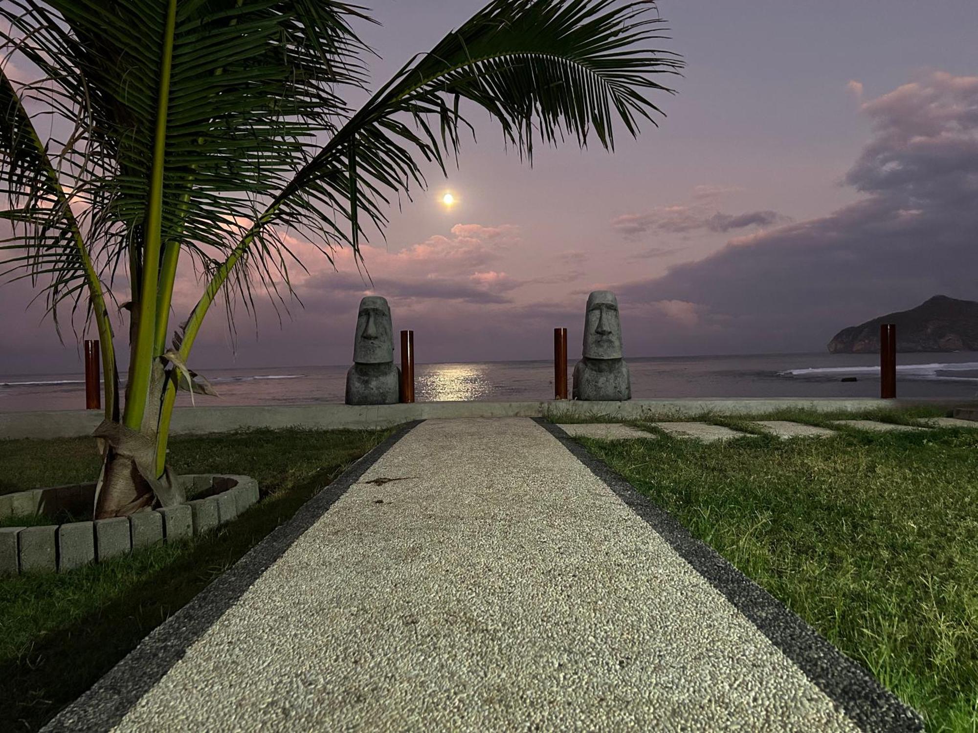 Mama Nings Beach Hotel Sekongkang Bagian luar foto